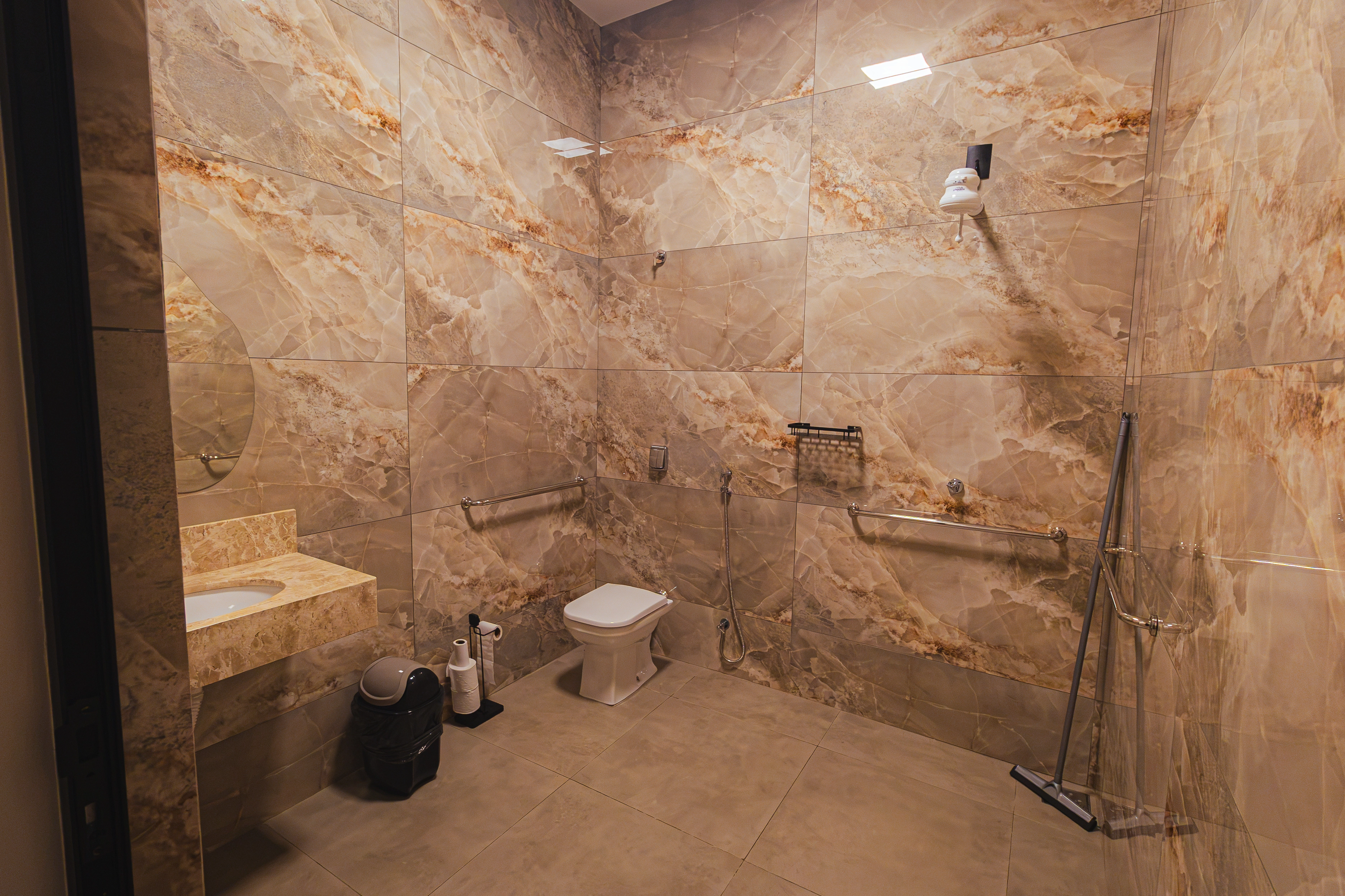 Banheiro Acessível em Porcelanato